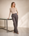 Pantaloni sartoriali marroni su Polly 5, posa tre quarti