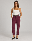 Pantaloni donna bordeaux con cintura e risvolto indossati da Polly 4, vista frontale