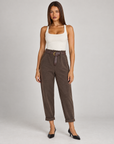 Pantaloni donna marrone con cintura e risvolto indossati da Polly 4, vista frontale