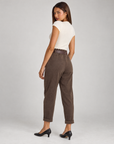Pantaloni donna marrone con cintura e risvolto indossati da Polly 4, vista posteriore