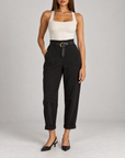 Pantaloni donna nero con cintura e risvolto indossati da Polly 4, vista frontale