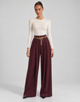 Pantaloni donna a palazzo con cintura Bordeaux indossati da Polly 6 - vista frontale