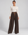 Pantaloni donna a palazzo con cintura Marrone scuro indossati da Polly 6 - vista frontale