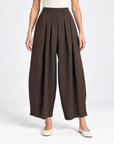 Pantaloni donna ampi con pinces marrone – Polly 5 – frontale