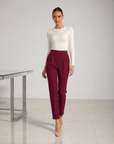 Pantaloni a sigaretta Bordeaux con risvolto indossati da modella, vista dinamica