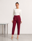 Pantaloni a sigaretta Bordeaux con risvolto indossati da modella, vista frontale