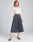 Pantaloni culotte T8 24727 blu con cintura indossati da Polly 5 – vista tre-quarti
