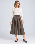Pantaloni culotte T8 24727 marrone con cintura indossati da Polly 5 – vista frontale