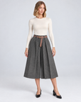Pantaloni culotte T8 24727 nero con cintura indossati da Polly 5 – vista frontale