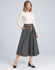 Pantaloni culotte T8 24727 nero con cintura indossati da Polly 5 – vista tre-quarti