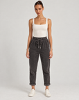 Pantaloni donna in velluto a coste marrone con coulisse, indossati da Polly 6 – foto 1