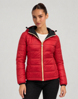 Piumino Reversibile con Cappuccio - Short Nero-Rosso, lato trapuntato, indossato da Polly 6
