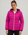 Piumino Reversibile con Cappuccio - Short Nero-Fucsia, lato trapuntato, indossato da Polly 6