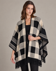 Poncho a quadrati con frange beige indossato da Polly 2 – vista di tre quarti