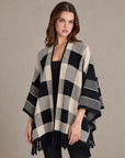 Poncho a quadrati con frange beige indossato da Polly 2 – primo piano