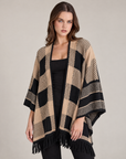 Poncho a quadrati con frange marrone indossato da Polly 2 – primo piano