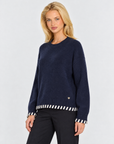 Pullover morbido con dettagli Blu indossato da Polly 7 – vista a tre quarti