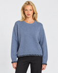 Pullover morbido con dettagli Denim indossato da Polly 7 – vista frontale