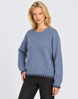 Pullover morbido con dettagli Denim indossato da Polly 7 – vista a tre quarti