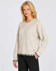 Pullover morbido con dettagli Panna indossato da Polly 7 – vista a tre quarti