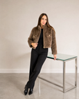 Giacca corta in ecopelliccia taupe con tasche gioiello indossata da Polly 6, vista tre quarti