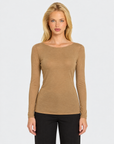 Maglia slim in misto cashmere Camel indossata da Polly 7 — primo piano frontale