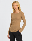 Maglia slim in misto cashmere Camel indossata da Polly 7 — primo piano a tre quarti