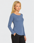 Maglia slim in misto cashmere Denim indossata da Polly 7 — primo piano a tre quarti