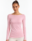Maglia slim misto cashmere rosa indossata da Polly 6 — primo piano frontale