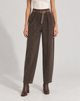 Pantaloni donna a coste con cintura marrone indossati da Polly 6, posa 1