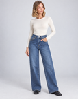 Jeans wide leg X3 2726 blu denim indossati da Polly 5 – vista a tre quarti