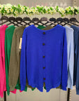 Pullover con bottoni sul dietro