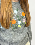 Maglione misto lana con fiori e rami ricamati