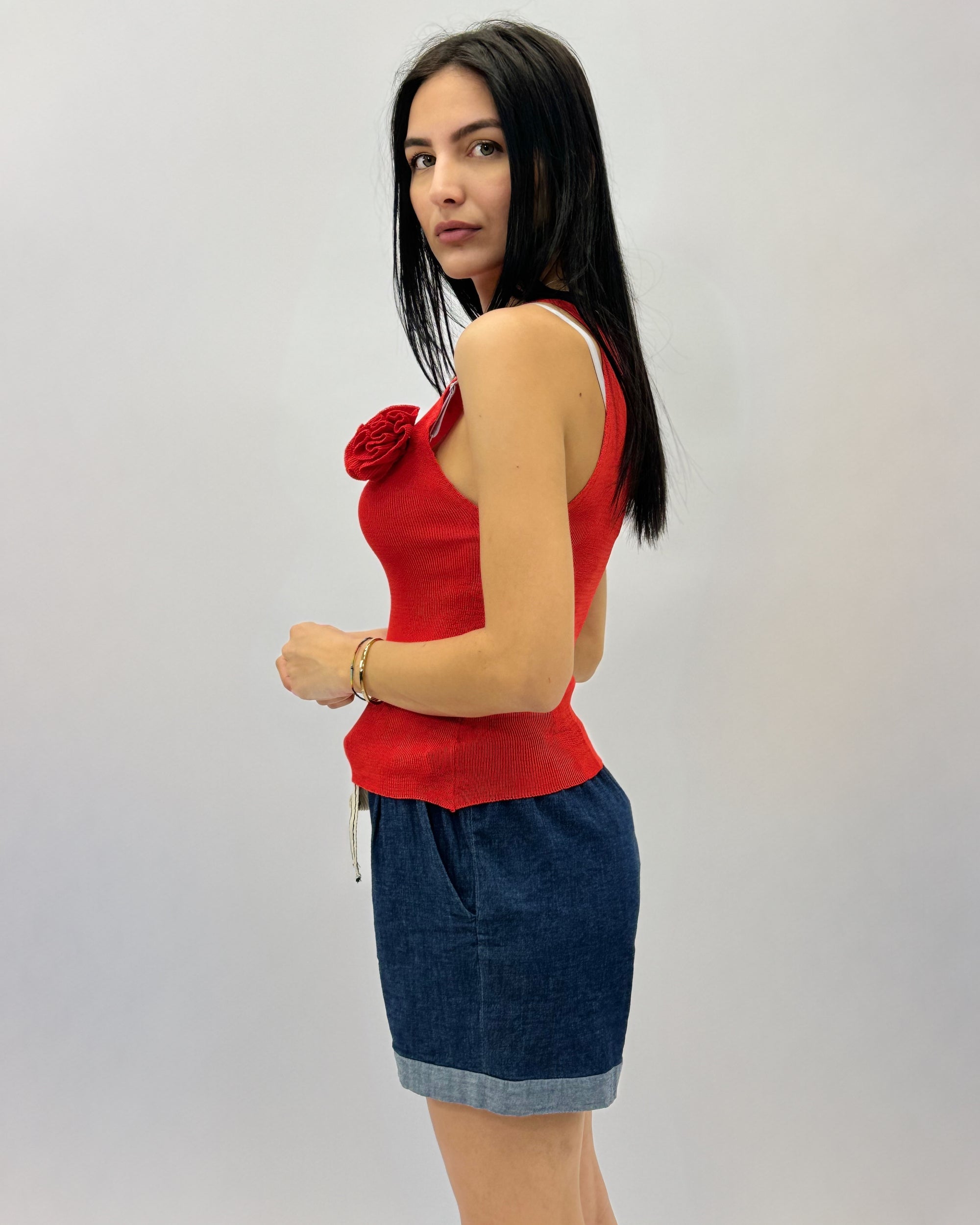 Top scollo all&#39;americana con dettaglio fiore