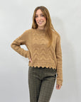 Maglione morbido con intrecci e rotture