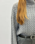 Maglione dolcevita con intrecci