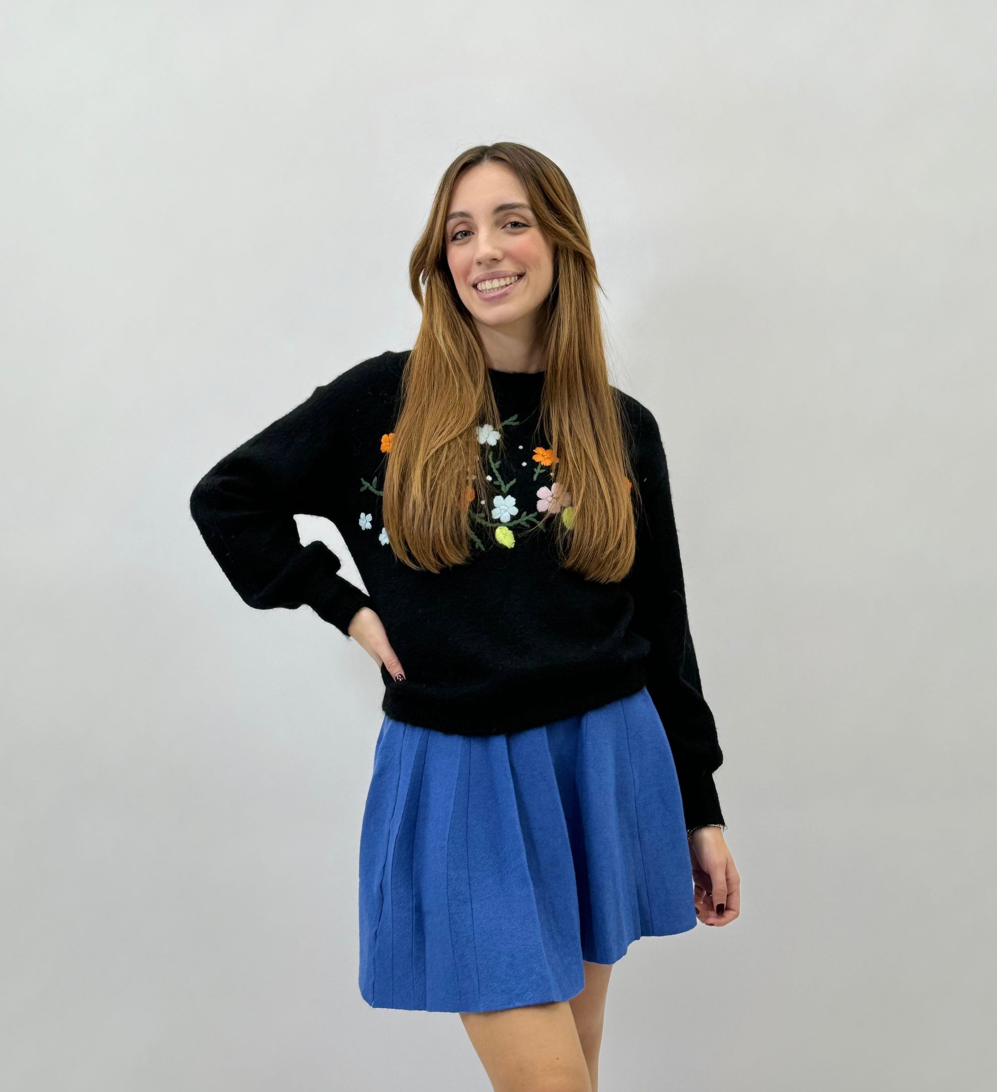 Maglione misto lana con fiori e rami ricamati