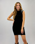 Abito in maglia con brillantini sulle spalle