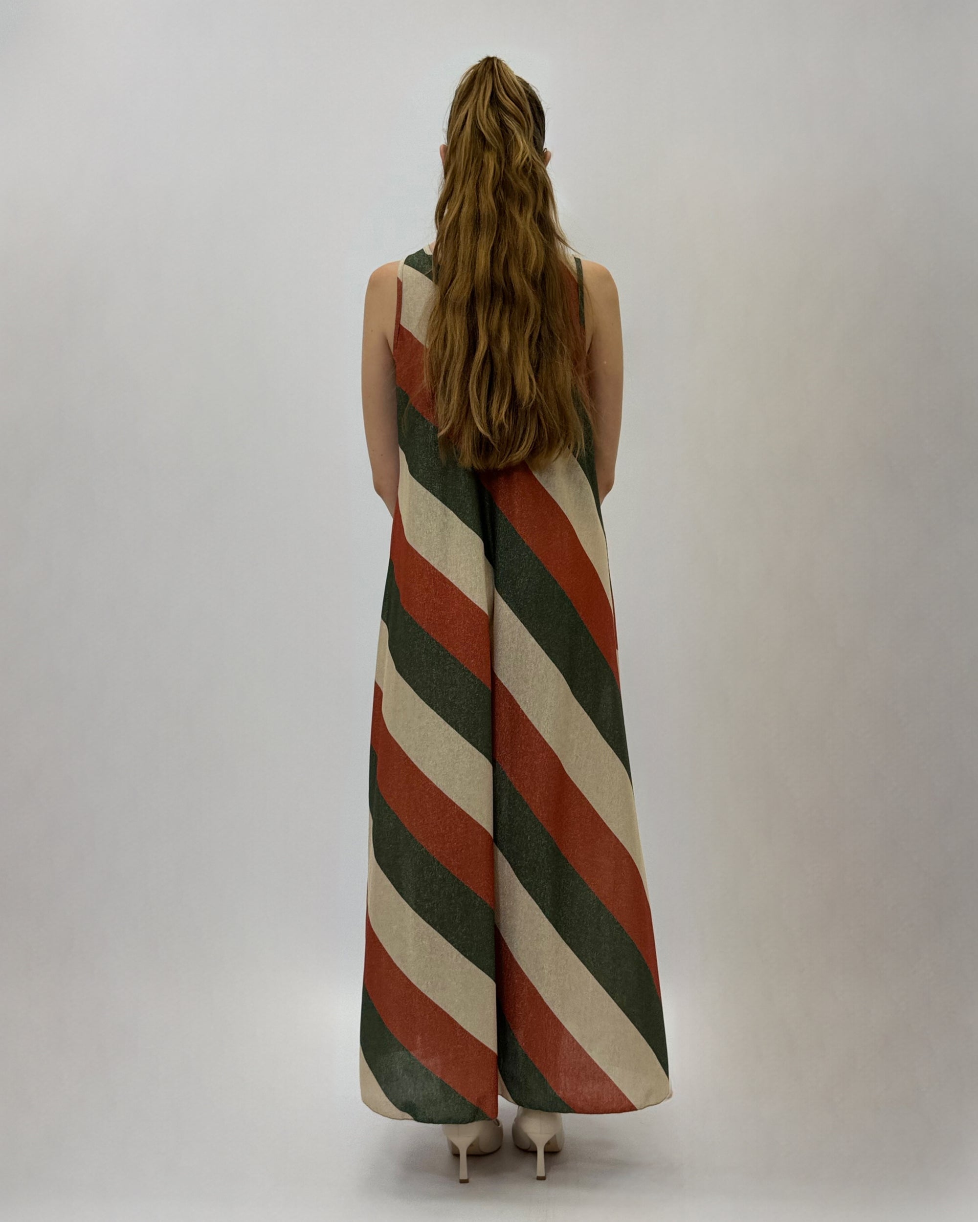 Abito lungo smanicato con effetto lurex