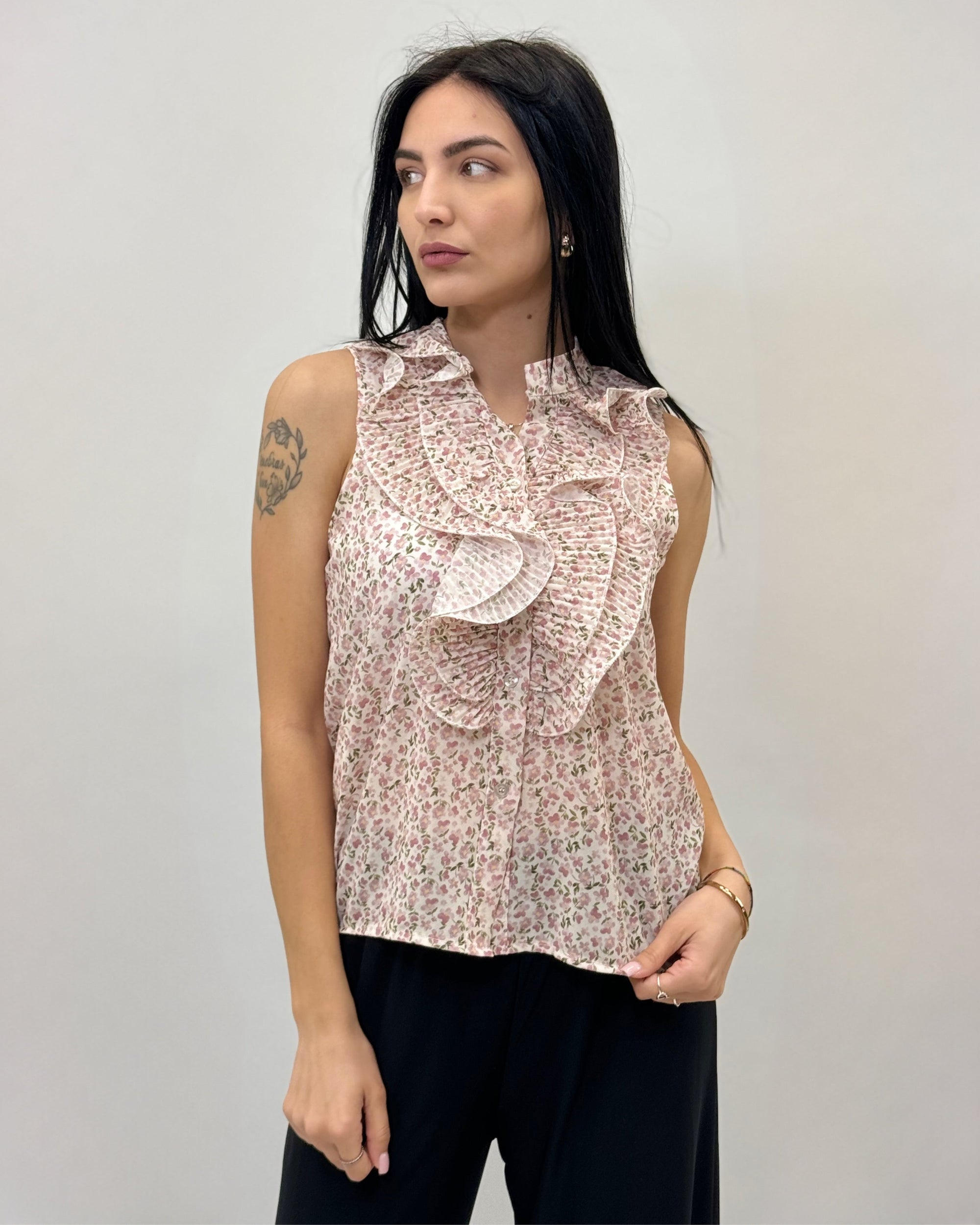 Blusa smanicata con rouches