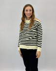 Maglione righe con cut out spalle e gioielli