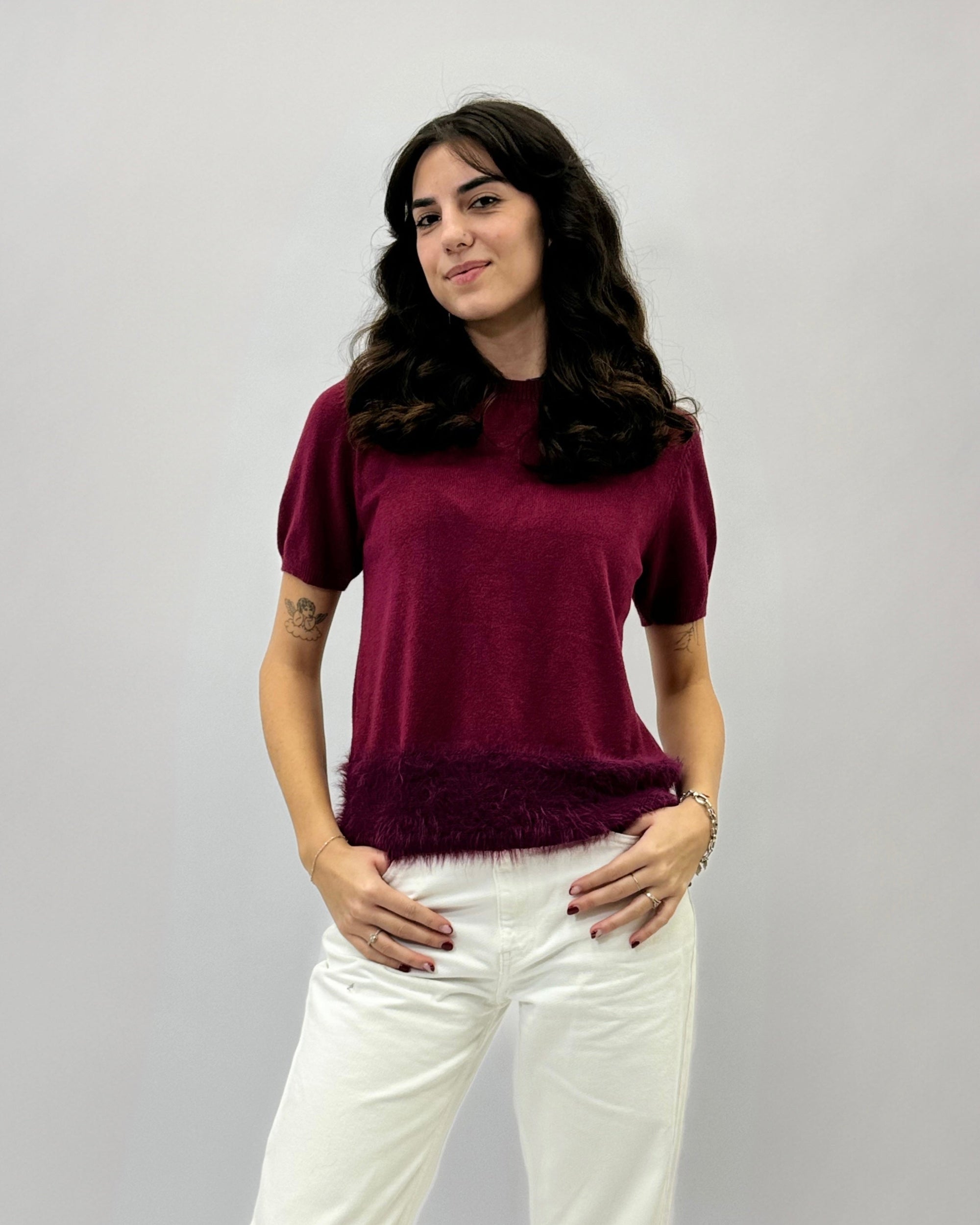 Maglia con piume sul fondo