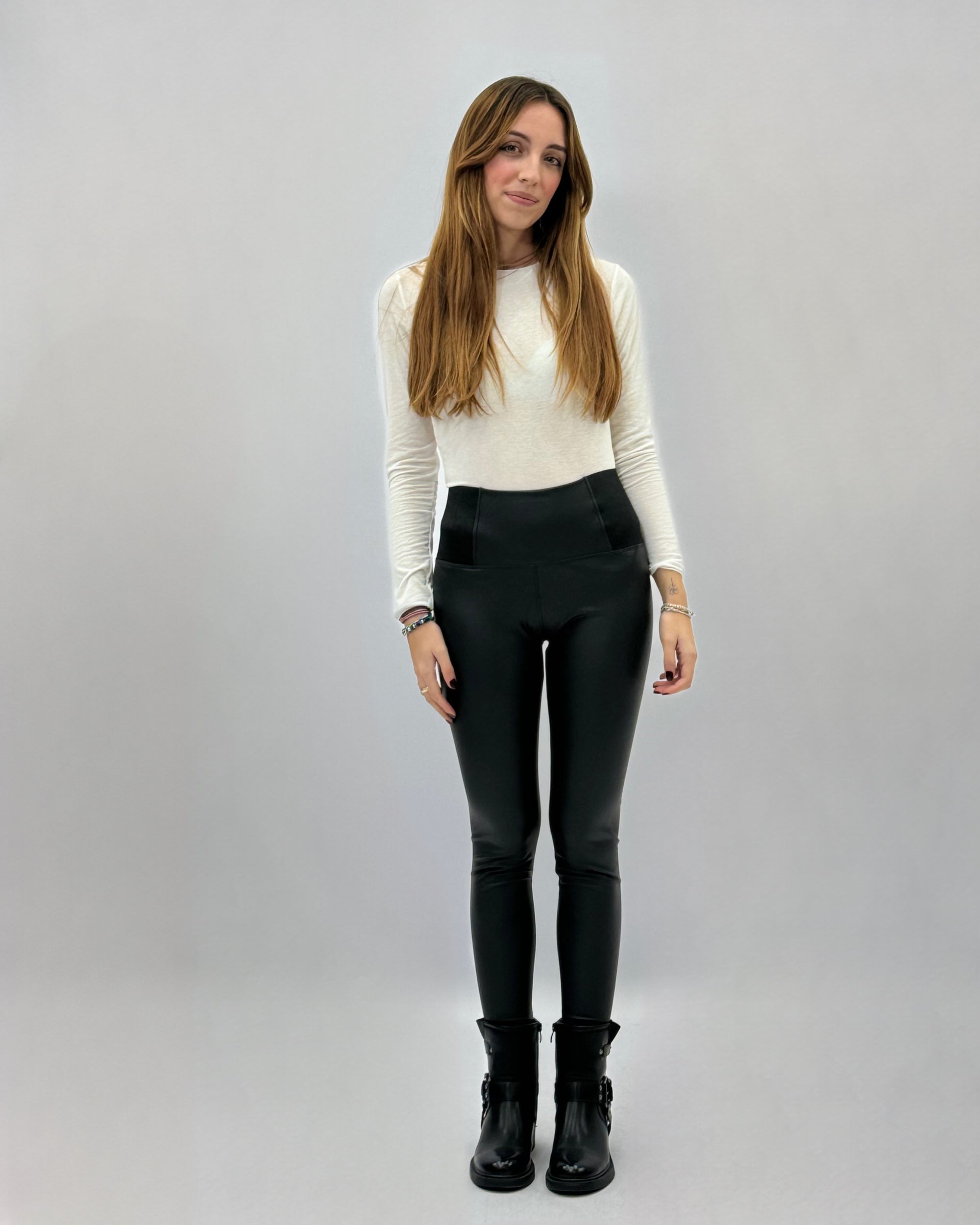 Leggings felpati in ecopelle con vita elasticizzata