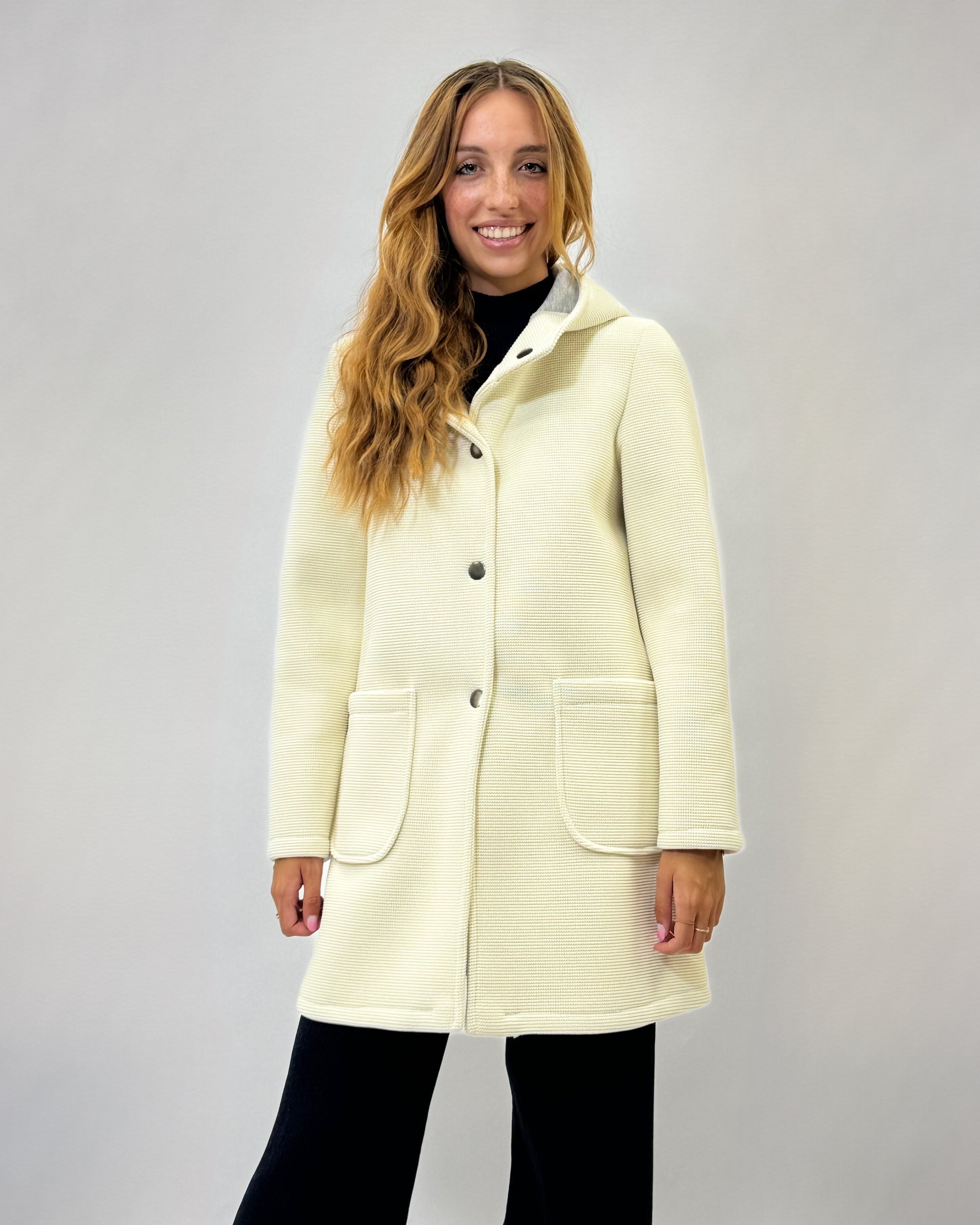 Cappotto in neoprene con cappuccio e bottoni