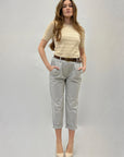 Pantaloni con cintura e tasche