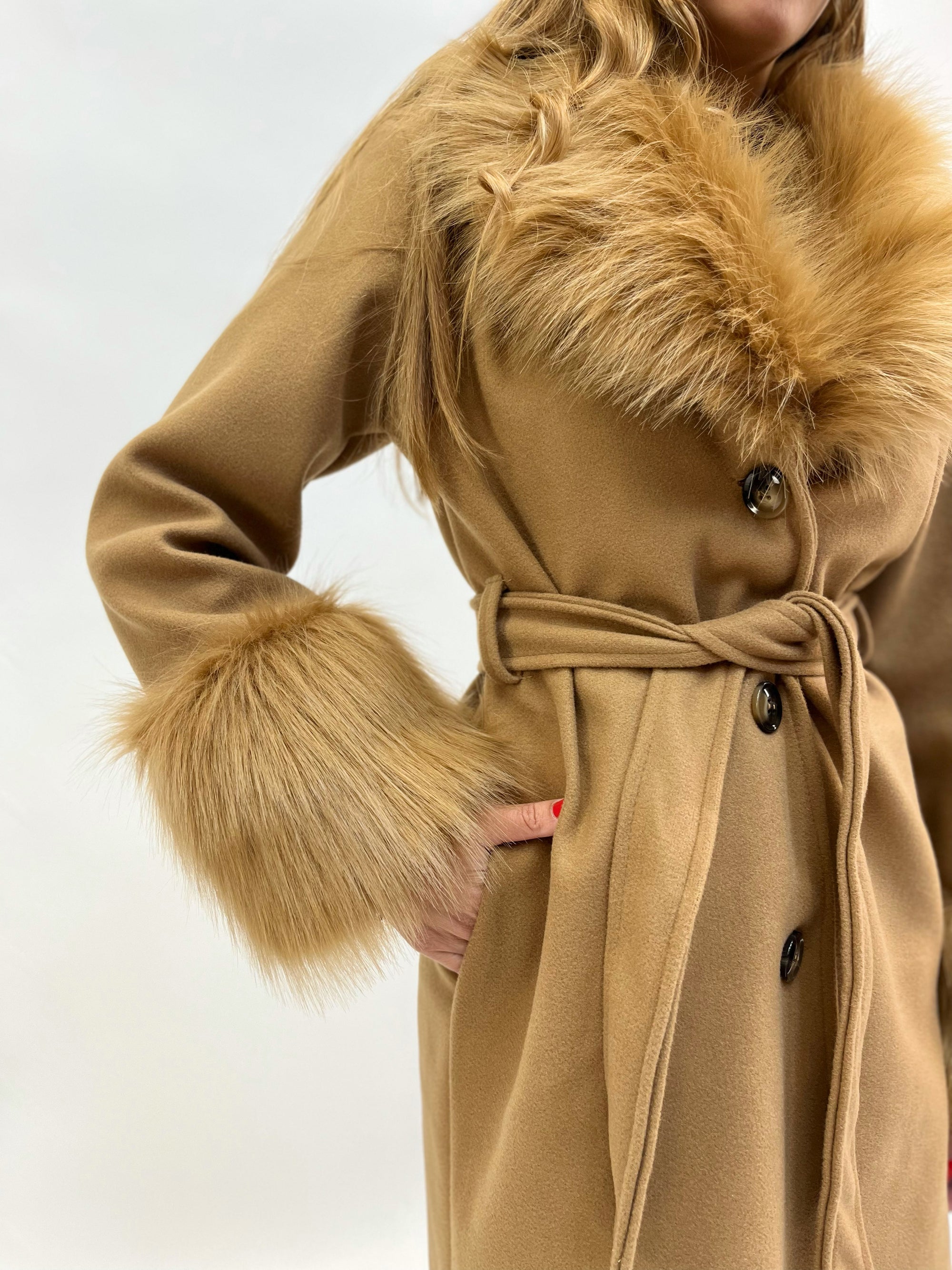 Cappotto lungo foderato con pelliccia sintetica