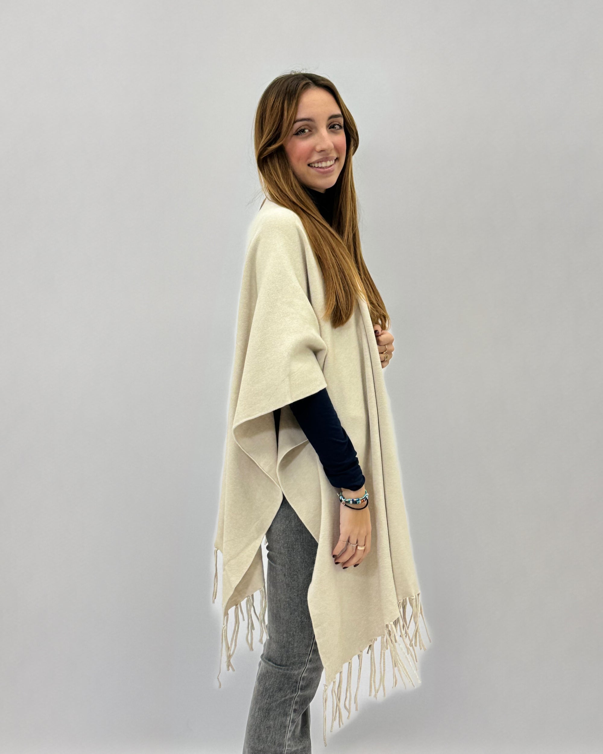Poncho morbido tinta unita con frange
