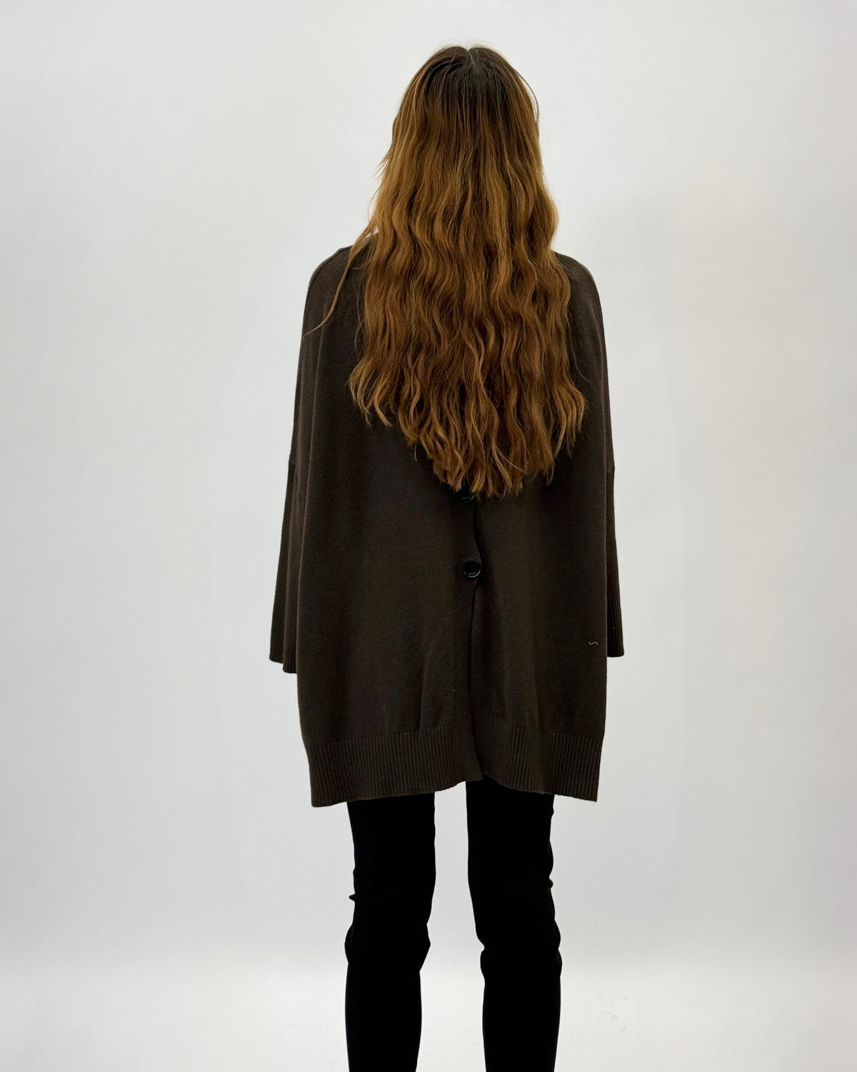 Pullover ampio con bottoni dietro