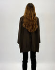 Pullover ampio con bottoni dietro