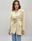 Blazer con dettaglio cintura e fiore